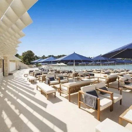 Amazing With Swimming Pool Apartament