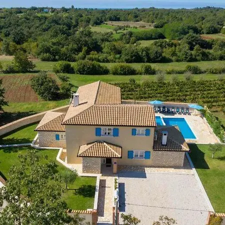 Amazing With Swimming Pool * Žminj