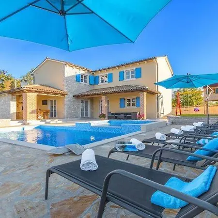 Amazing With Swimming Pool * Žminj