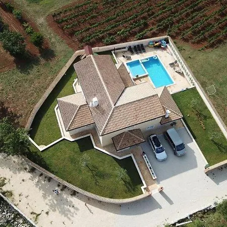 Amazing With Swimming Pool Apartament Žminj