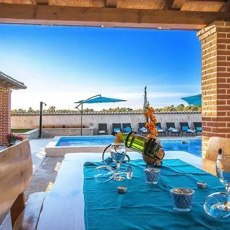 Amazing With Swimming Pool * Žminj